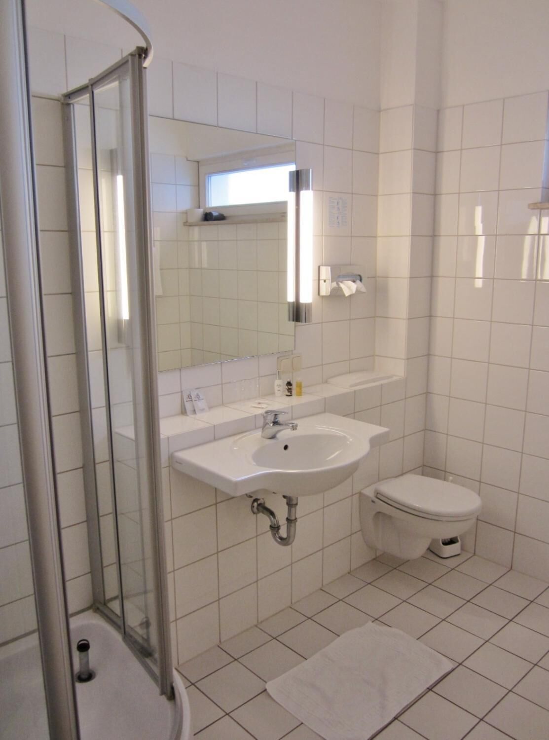 Dusche, kostenlose Toilettenartikel, Handtücher