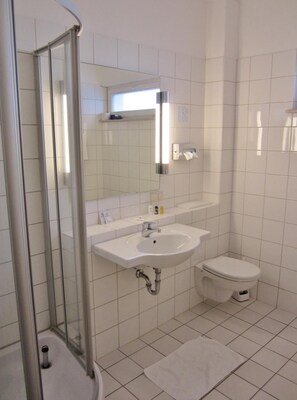 Shower, free toiletries, towels - Grimmelshausen Hotel (Gelnhausen)
