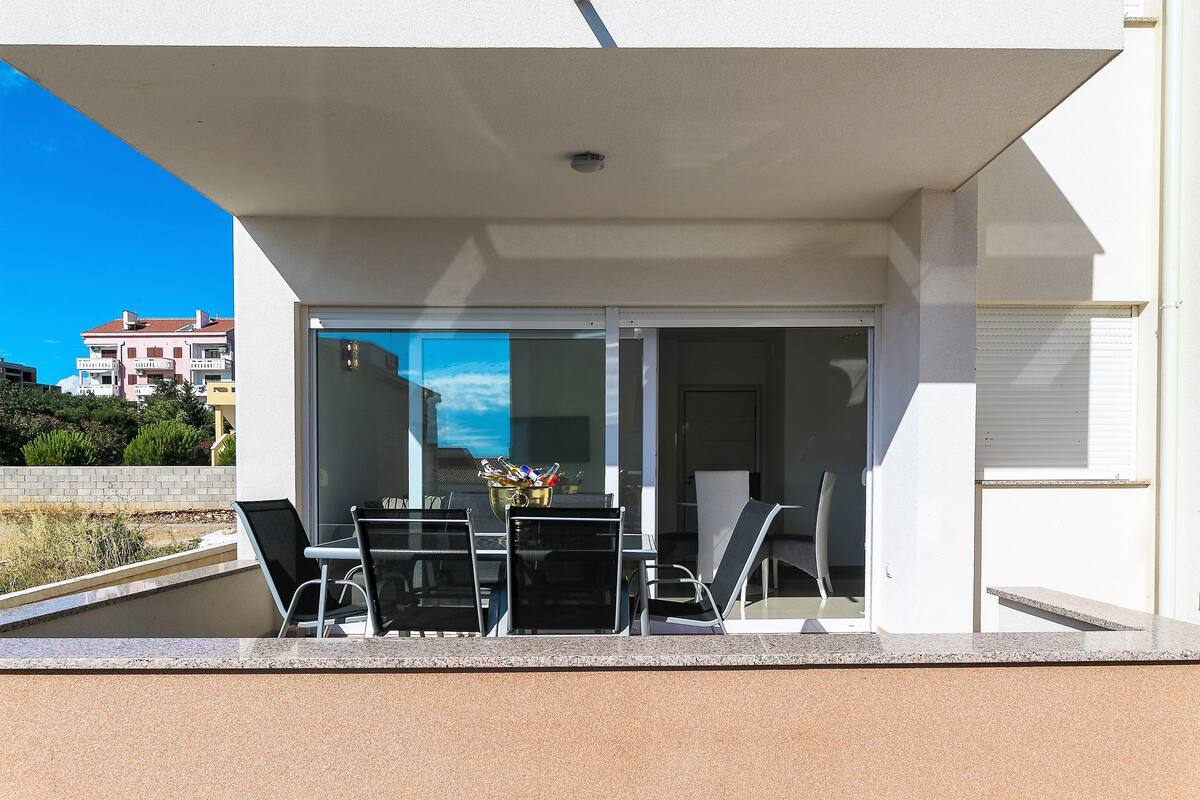 Soundproofing, free WiFi, bed sheets