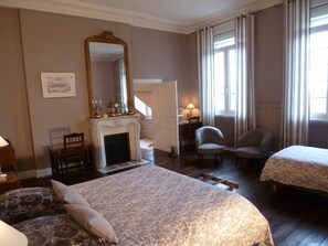 Quarto família | Individualmente decorados, individualmente mobiliados, escrivaninha