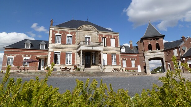 A large, historic building with a central entrance, multiple windows, and a bell tower. - Ferme de Bonavis - Chambres d'Hôtes (Banteux)