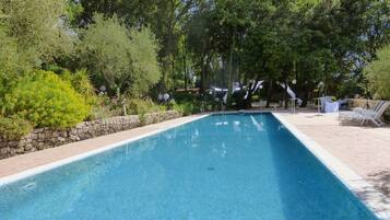 Kolam renang outdoor, dengan kursi berjemur