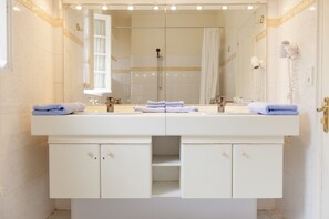 Deluxe tweepersoonskamer | Badkamer met wastafel