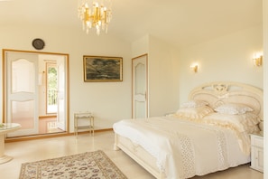 Habitación doble Deluxe | Decoración personalizada, muebles diferentes y escritorio 
