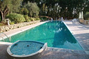 Piscine extérieure, chaises longues