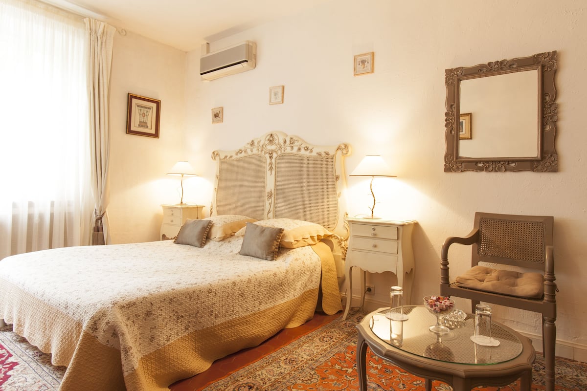 Deluxe Double Room | Individually decorated, individually furnished, desk, blackout drapes