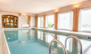 Piscine extérieure, chaises longues