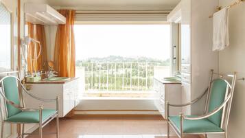 Chambre Double Deluxe | Salle de bain | Articles de toilette gratuits, sĂšche-cheveux, serviettes fournies