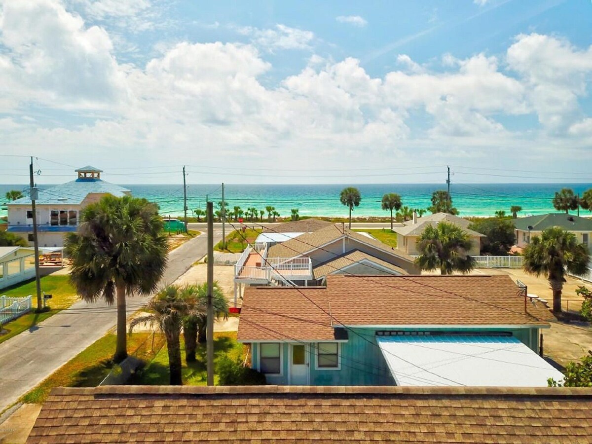 2 MIN WALK TO PRIVATE BEACH! Fenced yard. Central PCB-Pier Park. Dogs allowed.