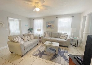 Smart TV - PRIVATE BEACH! Walk 1 Min to Beach • Sleeps 8-10 • Fenced Yard • Pet Friendly (Panama City Beach)