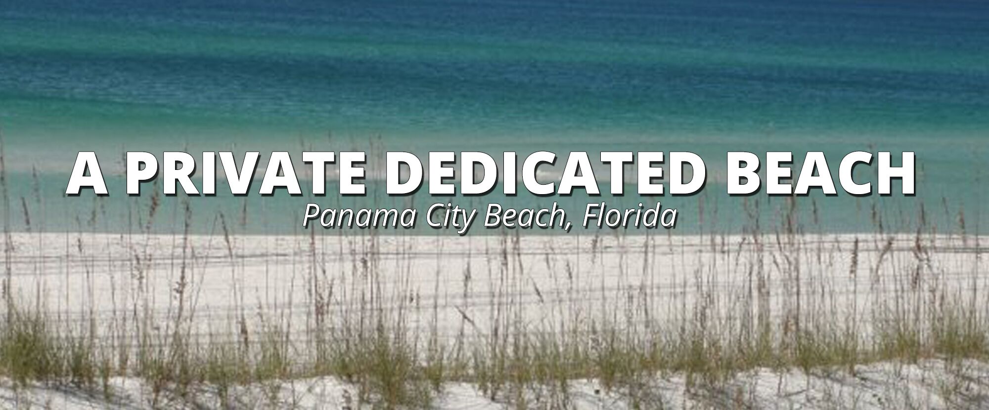 Rannalla, aurinkotuoleja, rantapyyhkeitä