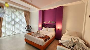 Habitación triple, 3 camas individuales | Escritorio, tabla de planchar con plancha, wifi gratis y ropa de cama
