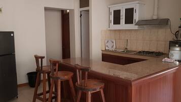 Apartemen Comfort, 2 kamar tidur | Dapur pribadi | Lemari es, microwave, kompor, dan mesin pembuat kopi/teh