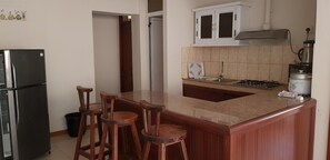 Apartamento conforto, 2 quartos | Cozinha privada | Geladeira, micro-ondas, cooktop, cafeteira/chaleira