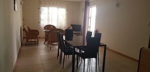 Comfort Apartment, 3 Bedrooms, Non Smoking | Living area