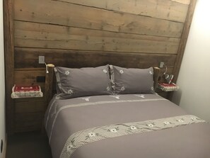 Habitación doble de diseñador, vista a la montaña | Decoración personalizada, muebles diferentes y cunas gratuitas 