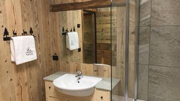 Familien-Vierbettzimmer, Bergblick | Badezimmer