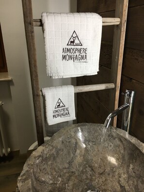 Design Double Room, Mountain View | Bathroom | Shower, hydromassage showerhead, free toiletries, hair dryer - Atmosphere di Montagna (Vermiglio)