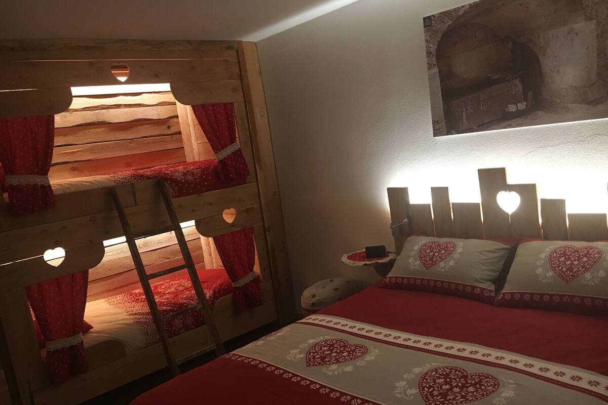 Habitación cuádruple familiar, vistas a la montaña | Decoración individual, mobiliario individual, cunas gratuitas