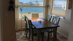 Comedor con vista a un puente y al agua.