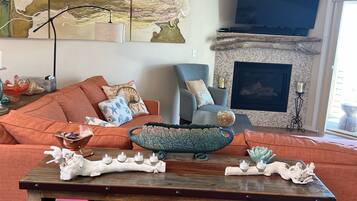 Smart-TV, Kamin, DVD-Player, Bücher