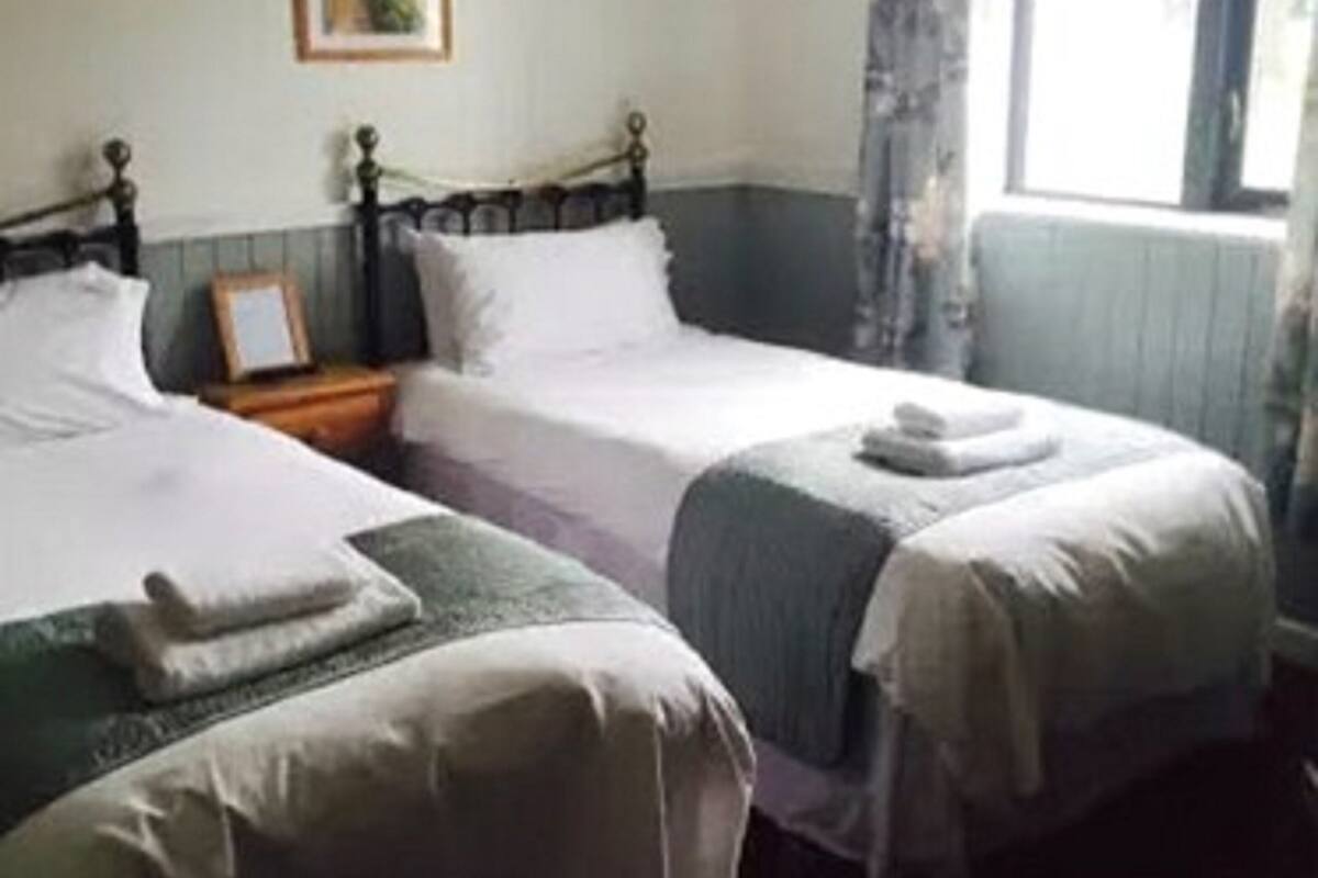 Rollaway beds (surcharge), WiFi (free)