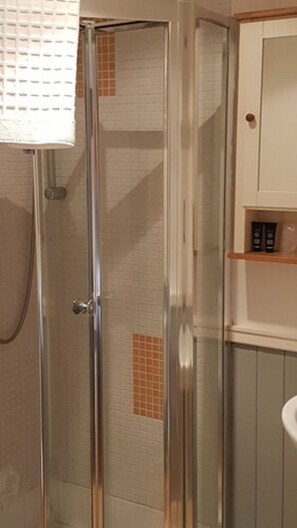 Ducha, artículos de tocador gratuitos, secador de pelo, toallas