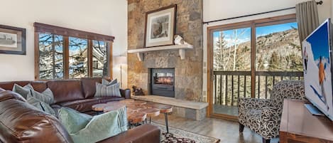 Una Smart TV, una chimenea, un reproductor de DVD, una videoteca