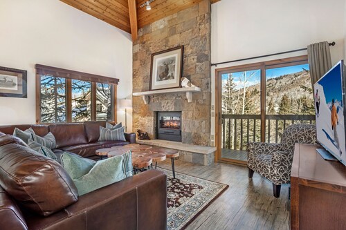 Ski-In/Out, Top Floor, Corner Unit, Quick Walk to Beaver Creek Village, Hot Tub
