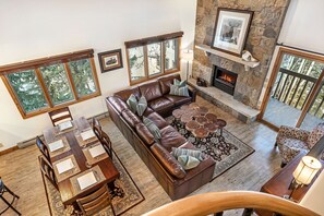 Smart TV, fireplace, DVD player, video library - Ski-In/Out, Top Floor, Corner Unit, Short Walk to Village & Ski School, Hot Tub (Beaver Creek)