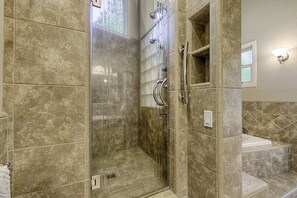 Ducha, bañera de hidromasaje, secador de pelo, toallas