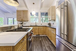 Kjøleskap, mikrobølgeovn, ovn og kokeplater