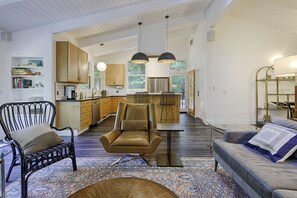 TV, DVD player, video library, stereo - A redwood retreat in the heart of Sonoma County wine country (w/ Fiber Internet) (Healdsburg)