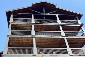 Ein mehrstöckiges Gebäude mit Holzfassade und mehreren Balkonen.