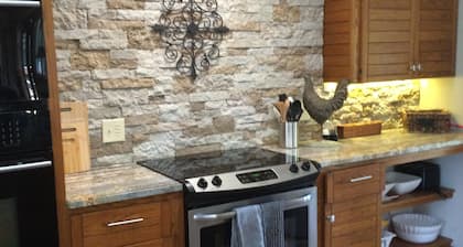 Magnifique Lodge surplombant le magnifique lac Le 18 Pristine Acres Dans Asheville