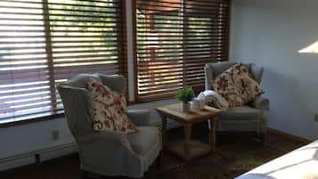 5 bedrooms, iron/ironing board, WiFi, bed sheets