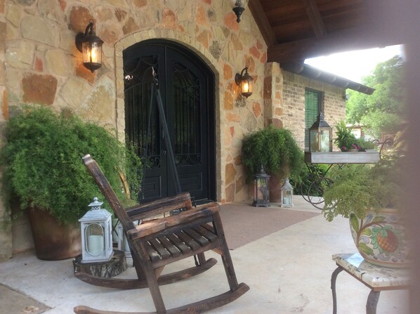 Exterior detail - Quiet country setting, 15 min to Waco, 20 min to Baylor University (Crawford)