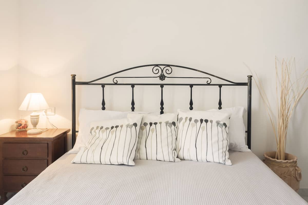 Comfort Studio, 1 Queen Bed | Iron/ironing board, cribs/infant beds, rollaway beds, free WiFi