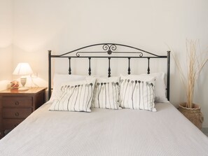 舒適開放式客房, 1 張加大雙人床 | 熨斗/熨衣板、搖籃/嬰兒床、折疊床/加床、免費無線上網