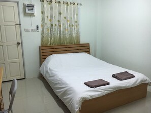 Standard-Doppelzimmer | Zustellbetten, kostenloses WLAN, Bettwäsche