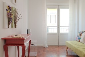 Apartment, 1 Bedroom, Balcony (3) | Living room | Flat-screen TV - Graça Riverview (Lisbon)