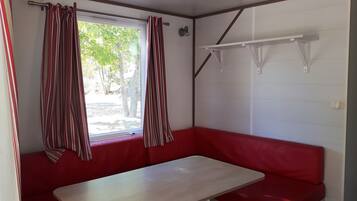 Mobile Unterkunft | Essbereich im Zimmer