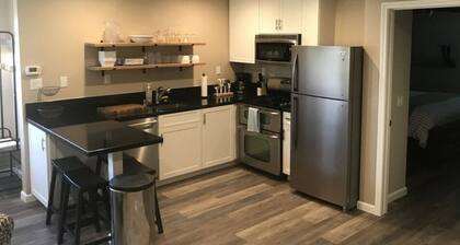 Upouusi 1 makuuhuoneen huoneisto, joka on rakennettu autotallemme yläpuolelle