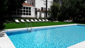 Una piscina al aire libre de temporada