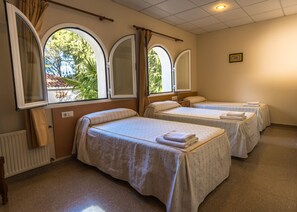 Dreibettzimmer | Zimmersafe, Verdunkelungsvorhänge, kostenlose Babybetten