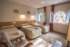 Dreibettzimmer | Zimmersafe, Verdunkelungsvorhänge, kostenlose Babybetten