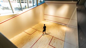 A squash court with a wooden floor and red boundary lines. - Citybox Bergen Danmarksplass (Bergen)