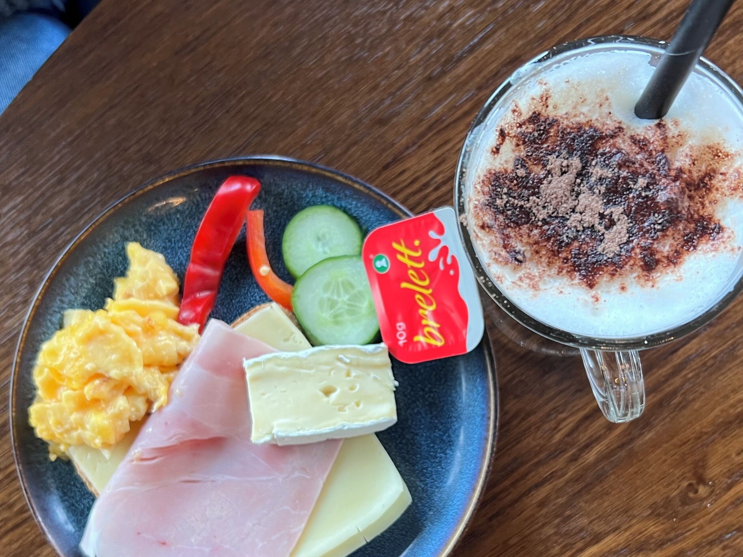 daily buffet breakfast (nok 165 per person)