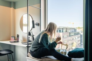 Camas com colchões pillow-top, escrivaninha, quartos à prova de som