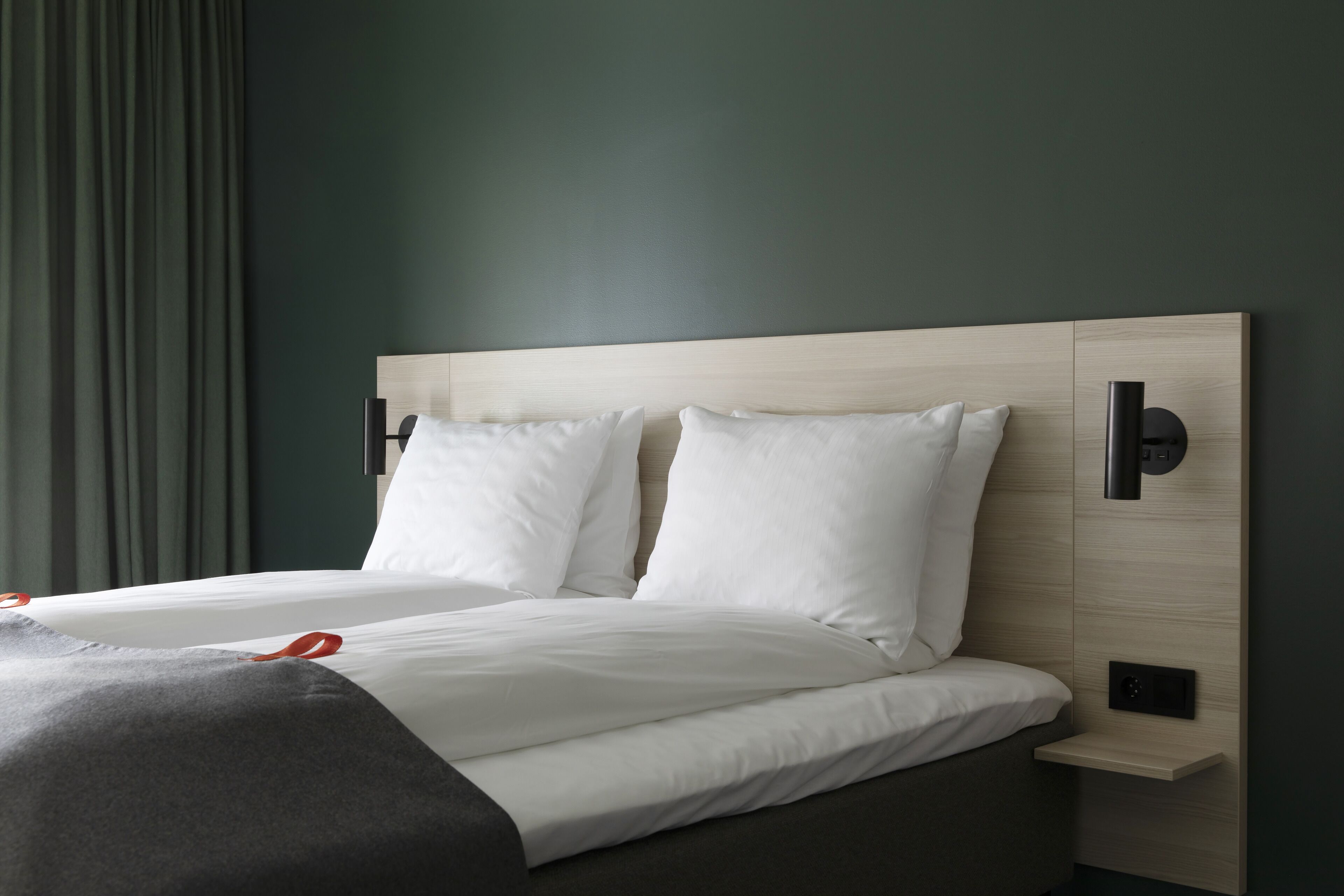 standard double room | pillow-top beds, desk, soundproofing, free wifi